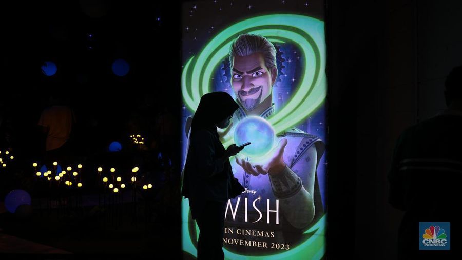 Pengunjung memadati instalasi pameran imersif Walt Disney Animation Studios yang bertemakan film “Wish” di Plaza Indonesia, Jakarta, Jumat (24/11/2023). (վ/Faisal Rahman)