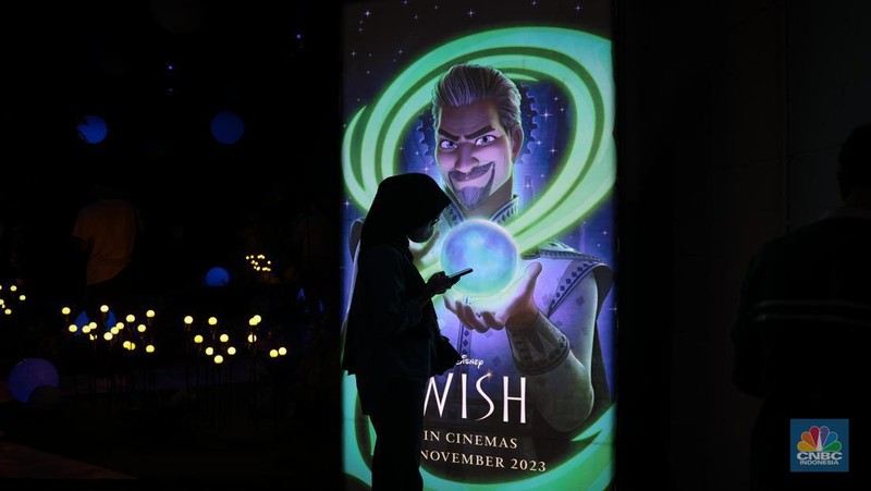 Pengunjung memadati instalasi pameran imersif Walt Disney Animation Studios yang bertemakan film “Wish” di Plaza Indonesia, Jakarta, Jumat (24/11/2023). (վ/Faisal Rahman)