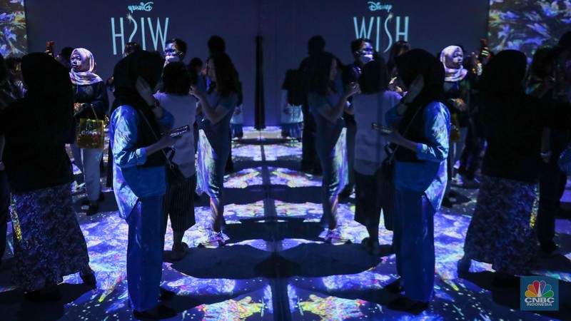 Pengunjung memadati instalasi pameran imersif Walt Disney Animation Studios yang bertemakan film “Wish” di Plaza Indonesia, Jakarta, Jumat (24/11/2023). Pengunjung memadati instalasi pameran imersif Walt Disney Animation Studios yang bertemakan film “Wish” di Plaza Indonesia, Jakarta, Jumat (24/11/2023). (CNBC Indonesia/Faisal Rahman)