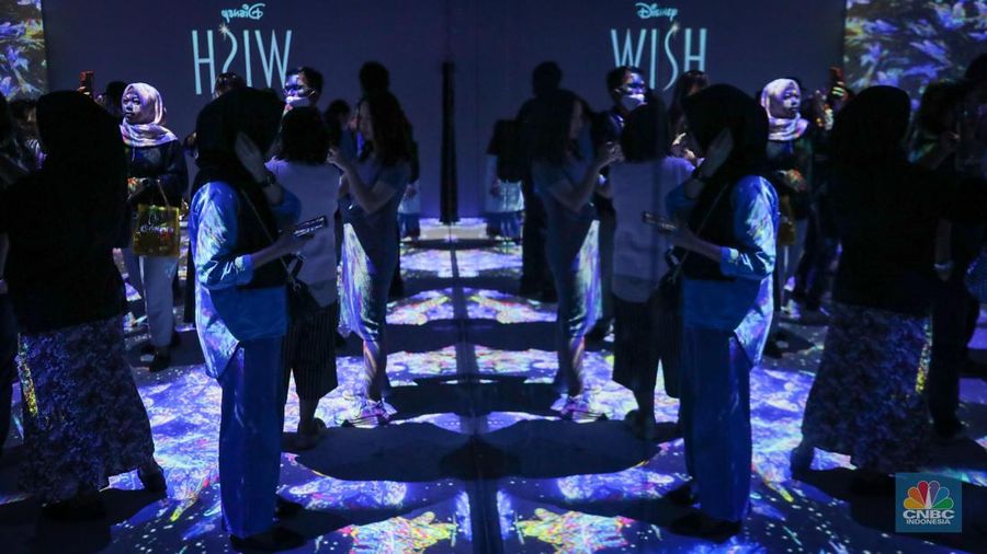 Pengunjung memadati instalasi pameran imersif Walt Disney Animation Studios yang bertemakan film “Wish” di Plaza Indonesia, Jakarta, Jumat (24/11/2023). (վ/Faisal Rahman)