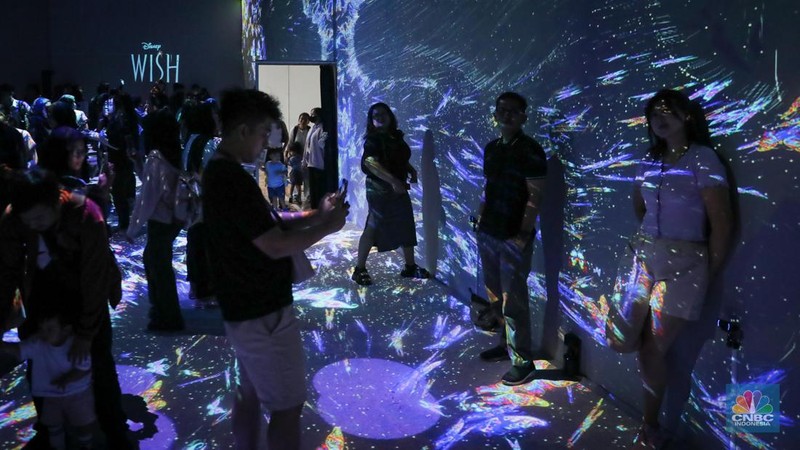 Pengunjung memadati instalasi pameran imersif Walt Disney Animation Studios yang bertemakan film “Wish” di Plaza Indonesia, Jakarta, Jumat (24/11/2023). (վ/Faisal Rahman)