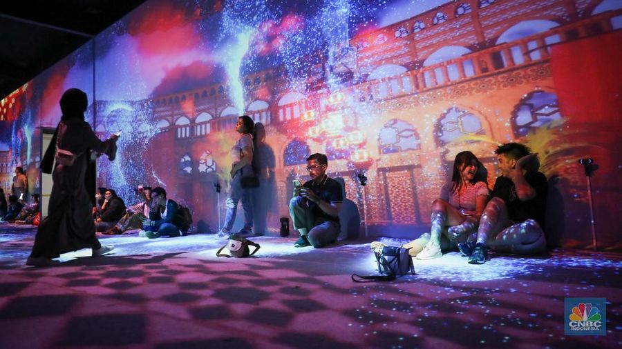 Pengunjung memadati instalasi pameran imersif Walt Disney Animation Studios yang bertemakan film “Wish” di Plaza Indonesia, Jakarta, Jumat (24/11/2023). (վ/Faisal Rahman)