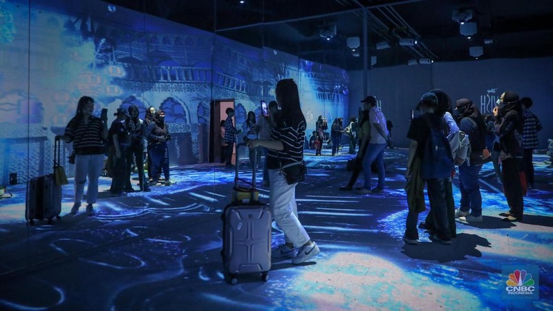 Pengunjung memadati instalasi pameran imersif Walt Disney Animation Studios yang bertemakan film “Wish” di Plaza Indonesia, Jakarta, Jumat (24/11/2023). (վ/Faisal Rahman)