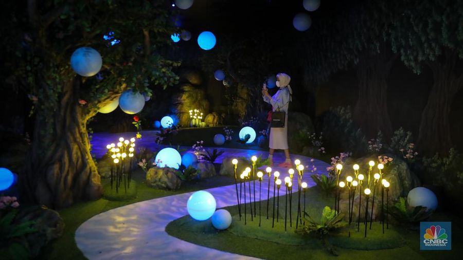 Pengunjung memadati instalasi pameran imersif Walt Disney Animation Studios yang bertemakan film “Wish” di Plaza Indonesia, Jakarta, Jumat (24/11/2023). (վ/Faisal Rahman)