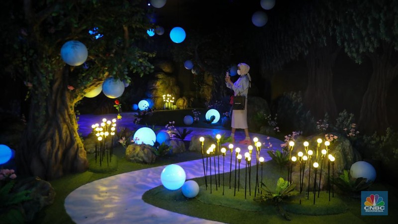 Pengunjung memadati instalasi pameran imersif Walt Disney Animation Studios yang bertemakan film “Wish” di Plaza Indonesia, Jakarta, Jumat (24/11/2023). (վ/Faisal Rahman)