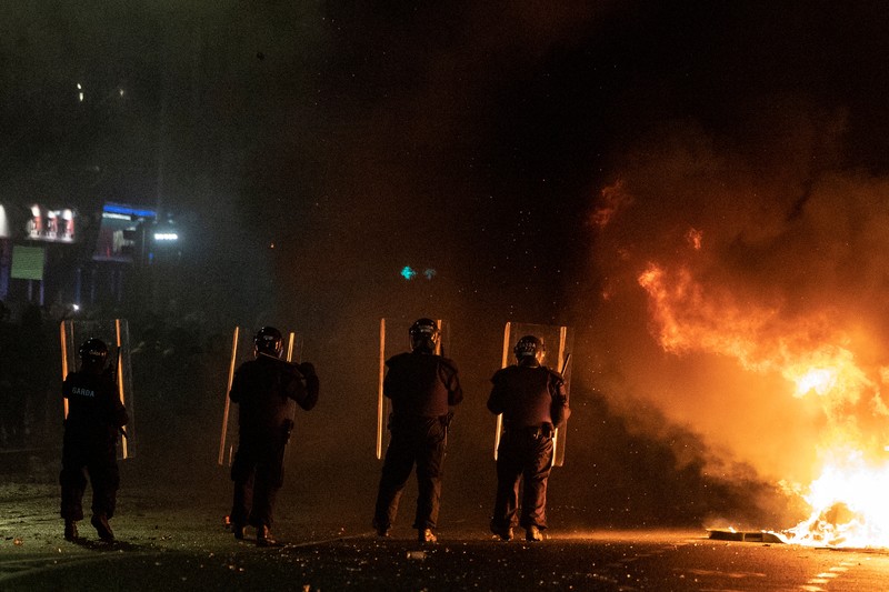 Sebuah bus dan mobil terbakar setelah adegan kekerasan terjadi di pusat kota Dublin, Kamis 23 November 2023 menyusul serangan pisau. Seorang gadis berusia 5 tahun menerima perawatan medis darurat di rumah sakit Dublin menyusul serangan pada hari Kamis yang melibatkan pisau. Seorang wanita dan dua anak lainnya terluka. Sebuah bus dan mobil terbakar setelah adegan kekerasan terjadi di pusat kota Dublin, Kamis 23 November 2023 menyusul serangan pisau. Seorang gadis berusia 5 tahun menerima perawatan medis darurat di rumah sakit Dublin menyusul serangan pada hari Kamis yang melibatkan pisau. Seorang wanita dan dua anak lainnya terluka. Polisi Irlandia mengatakan mereka tidak menganggap kasus ini terkait dengan teror, dan bahwa seorang pria berusia 50-an, yang juga dirawat di rumah sakit karena luka serius, adalah “orang yang berkepentingan.” (Brian Lawless/PA via AP)
