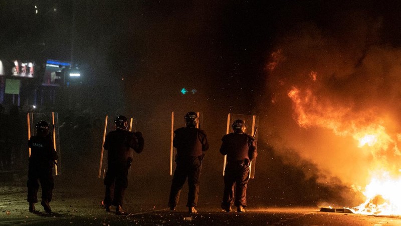 Sebuah bus dan mobil terbakar setelah adegan kekerasan terjadi di pusat kota Dublin, Kamis 23 November 2023 menyusul serangan pisau. Seorang gadis berusia 5 tahun menerima perawatan medis darurat di rumah sakit Dublin menyusul serangan pada hari Kamis yang melibatkan pisau. Seorang wanita dan dua anak lainnya terluka. Polisi Irlandia mengatakan mereka tidak menganggap kasus ini terkait dengan teror, dan bahwa seorang pria berusia 50-an, yang juga dirawat di rumah sakit karena luka serius, adalah “orang yang berkepentingan.” (Brian Lawless/PA via AP)