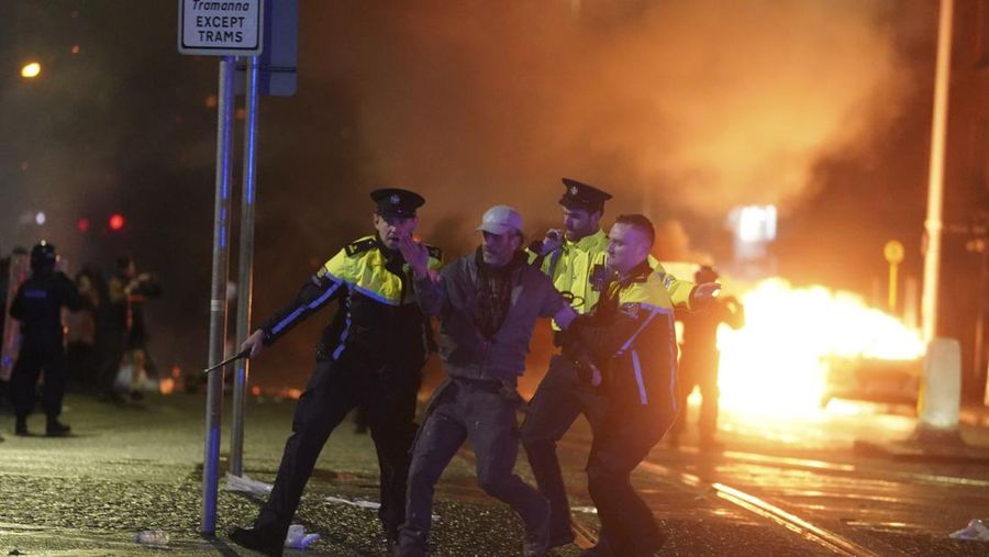 Sebuah bus dan mobil terbakar setelah adegan kekerasan terjadi di pusat kota Dublin, Kamis 23 November 2023 menyusul serangan pisau. Seorang gadis berusia 5 tahun menerima perawatan medis darurat di rumah sakit Dublin menyusul serangan pada hari Kamis yang melibatkan pisau. Seorang wanita dan dua anak lainnya terluka. Polisi Irlandia mengatakan mereka tidak menganggap kasus ini terkait dengan teror, dan bahwa seorang pria berusia 50-an, yang juga dirawat di rumah sakit karena luka serius, adalah “orang yang berkepentingan.” (Brian Lawless/PA via AP)