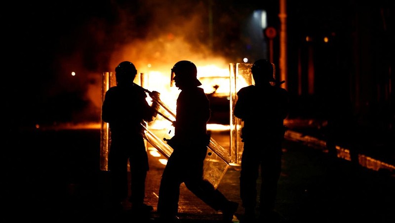 Sebuah bus dan mobil terbakar setelah adegan kekerasan terjadi di pusat kota Dublin, Kamis 23 November 2023 menyusul serangan pisau. Seorang gadis berusia 5 tahun menerima perawatan medis darurat di rumah sakit Dublin menyusul serangan pada hari Kamis yang melibatkan pisau. Seorang wanita dan dua anak lainnya terluka. Polisi Irlandia mengatakan mereka tidak menganggap kasus ini terkait dengan teror, dan bahwa seorang pria berusia 50-an, yang juga dirawat di rumah sakit karena luka serius, adalah “orang yang berkepentingan.” (Brian Lawless/PA via AP)