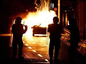Dublin Rusuh Usai Anak-anak Ditikam, Mobil Polisi Dibakar