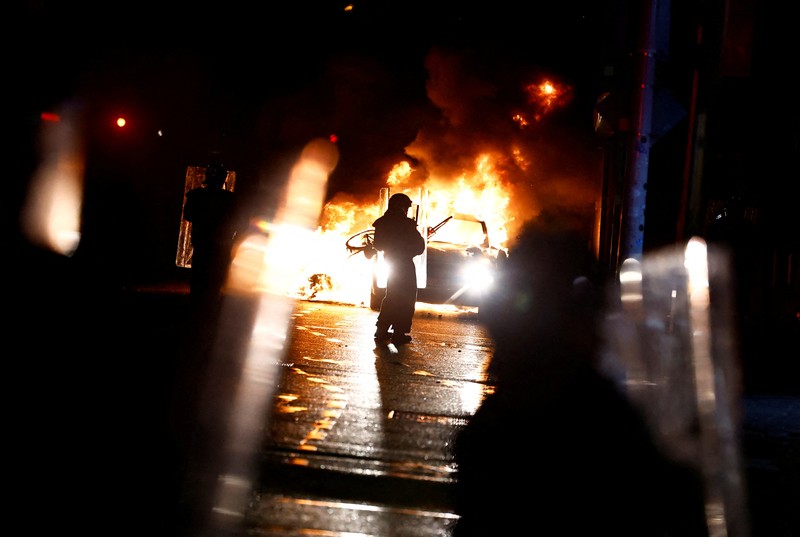 Sebuah bus dan mobil terbakar setelah adegan kekerasan terjadi di pusat kota Dublin, Kamis 23 November 2023 menyusul serangan pisau. Seorang gadis berusia 5 tahun menerima perawatan medis darurat di rumah sakit Dublin menyusul serangan pada hari Kamis yang melibatkan pisau. Seorang wanita dan dua anak lainnya terluka. Sebuah bus dan mobil terbakar setelah adegan kekerasan terjadi di pusat kota Dublin, Kamis 23 November 2023 menyusul serangan pisau. Seorang gadis berusia 5 tahun menerima perawatan medis darurat di rumah sakit Dublin menyusul serangan pada hari Kamis yang melibatkan pisau. Seorang wanita dan dua anak lainnya terluka. Polisi Irlandia mengatakan mereka tidak menganggap kasus ini terkait dengan teror, dan bahwa seorang pria berusia 50-an, yang juga dirawat di rumah sakit karena luka serius, adalah “orang yang berkepentingan.” (Brian Lawless/PA via AP)