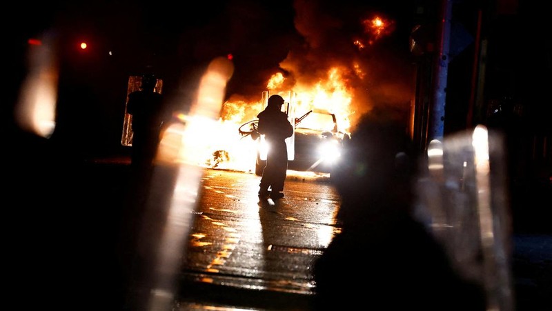 Sebuah bus dan mobil terbakar setelah adegan kekerasan terjadi di pusat kota Dublin, Kamis 23 November 2023 menyusul serangan pisau. Seorang gadis berusia 5 tahun menerima perawatan medis darurat di rumah sakit Dublin menyusul serangan pada hari Kamis yang melibatkan pisau. Seorang wanita dan dua anak lainnya terluka. Polisi Irlandia mengatakan mereka tidak menganggap kasus ini terkait dengan teror, dan bahwa seorang pria berusia 50-an, yang juga dirawat di rumah sakit karena luka serius, adalah “orang yang berkepentingan.” (Brian Lawless/PA via AP)