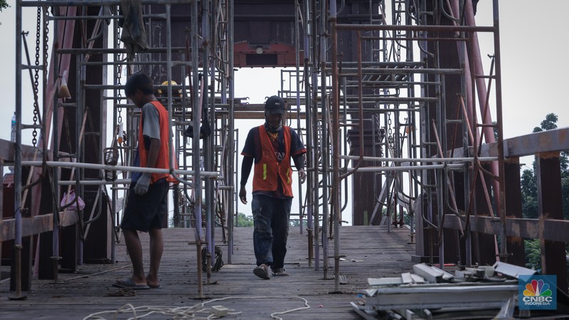 Proyek rehabilitasi Jembatan Gantung Kota Intan di kawasan Kota Tua, Jakarta, Jumat (24/11/2023). (CNBC Indonesia/Faisal Rahman) Proyek rehabilitasi Jembatan Gantung Kota Intan di kawasan Kota Tua, Jakarta, Jumat (24/11/2023). (CNBC Indonesia/Faisal Rahman)