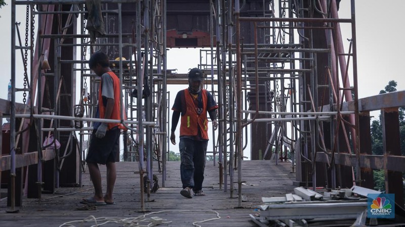 Proyek rehabilitasi Jembatan Gantung Kota Intan di kawasan Kota Tua, Jakarta, Jumat (24/11/2023). (CNBC Indonesia/Faisal Rahman)