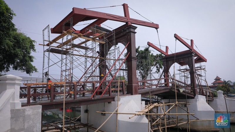 Proyek rehabilitasi Jembatan Gantung Kota Intan di kawasan Kota Tua, Jakarta, Jumat (24/11/2023). (CNBC Indonesia/Faisal Rahman) Proyek rehabilitasi Jembatan Gantung Kota Intan di kawasan Kota Tua, Jakarta, Jumat (24/11/2023). (CNBC Indonesia/Faisal Rahman)