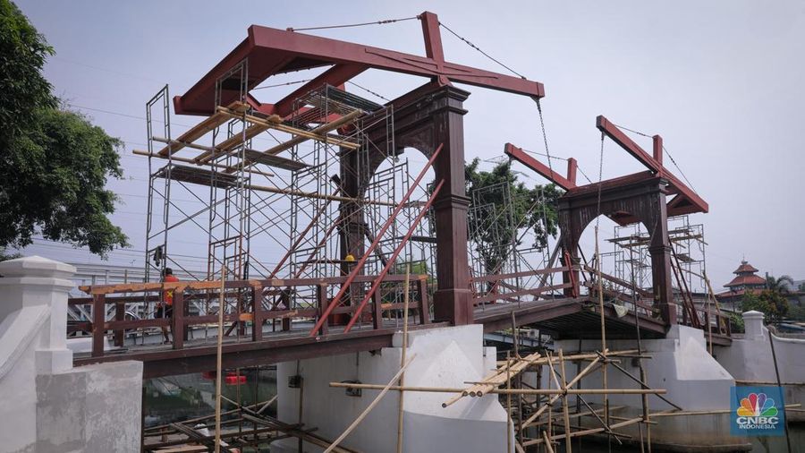 Proyek rehabilitasi Jembatan Gantung Kota Intan di kawasan Kota Tua, Jakarta, Jumat (24/11/2023). (CNBC Indonesia/Faisal Rahman)