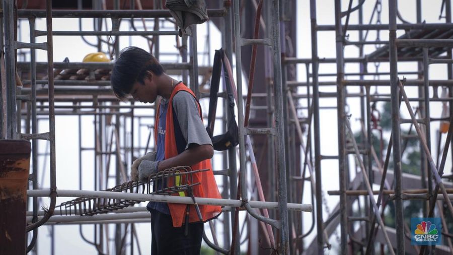 Proyek rehabilitasi Jembatan Gantung Kota Intan di kawasan Kota Tua, Jakarta, Jumat (24/11/2023). (CNBC Indonesia/Faisal Rahman)
