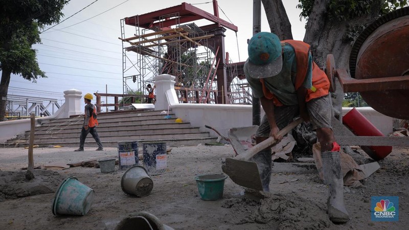 Proyek rehabilitasi Jembatan Gantung Kota Intan di kawasan Kota Tua, Jakarta, Jumat (24/11/2023). (CNBC Indonesia/Faisal Rahman)