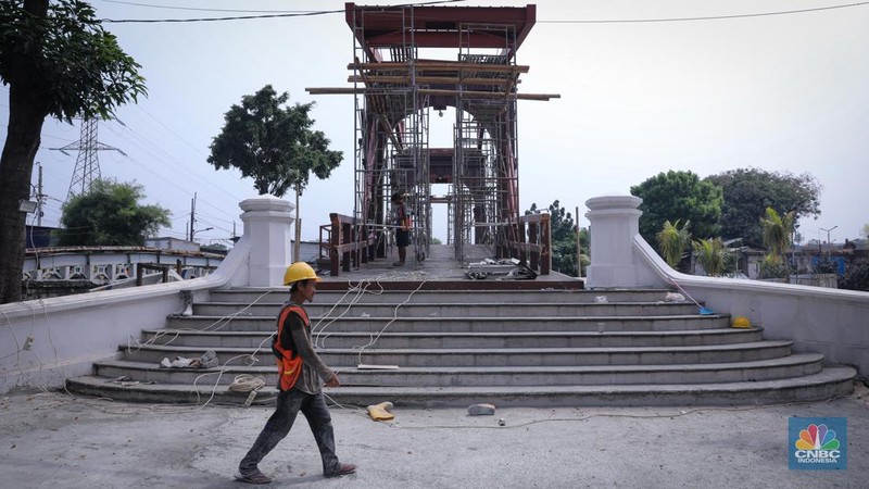Proyek rehabilitasi Jembatan Gantung Kota Intan di kawasan Kota Tua, Jakarta, Jumat (24/11/2023). (CNBC Indonesia/Faisal Rahman)