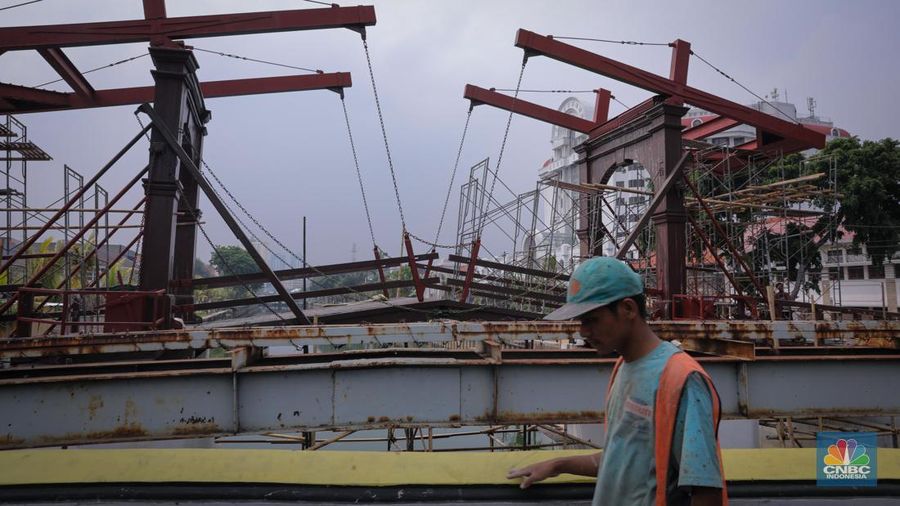 Proyek rehabilitasi Jembatan Gantung Kota Intan di kawasan Kota Tua, Jakarta, Jumat (24/11/2023). (CNBC Indonesia/Faisal Rahman)