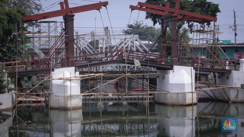 Proyek rehabilitasi Jembatan Gantung Kota Intan di kawasan Kota Tua, Jakarta, Jumat (24/11/2023). (CNBC Indonesia/Faisal Rahman)