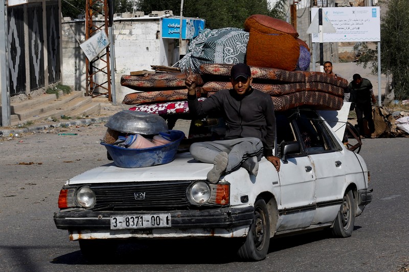 Pengungsi Palestina berjalan di jalan saat mereka kembali ke rumah mereka, selama gencatan senjata sementara antara Hamas dan Israel, di Khan Younis di selatan Jalur Gaza, 24 November 2023. (REUTERS/Ibraheem Abu Mustafa)