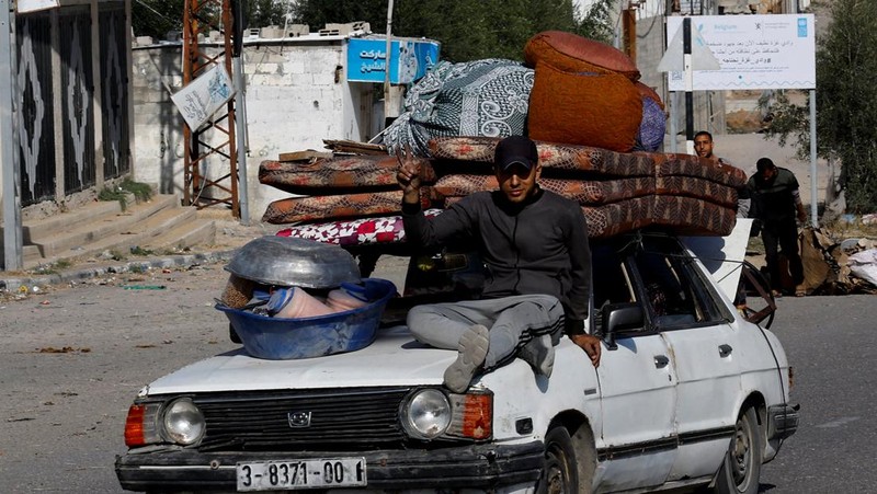 Pengungsi Palestina berjalan di jalan saat mereka kembali ke rumah mereka, selama gencatan senjata sementara antara Hamas dan Israel, di Khan Younis di selatan Jalur Gaza, 24 November 2023. (REUTERS/Ibraheem Abu Mustafa)