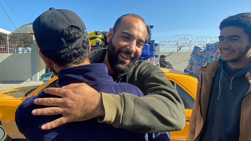 Pengungsi Palestina berjalan di jalan saat mereka kembali ke rumah mereka, selama gencatan senjata sementara antara Hamas dan Israel, di Khan Younis di selatan Jalur Gaza, 24 November 2023. Pengungsi Palestina berjalan di jalan saat mereka kembali ke rumah mereka, selama gencatan senjata sementara antara Hamas dan Israel, di Khan Younis di selatan Jalur Gaza, 24 November 2023. (REUTERS/Ibraheem Abu Mustafa)