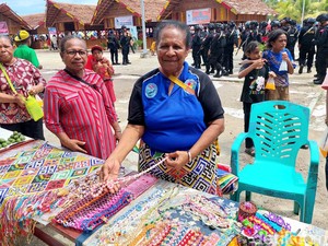 Buah Tangan Khas Mama Papua nan Tiada Dua di Sail Teluk Cendrawasih 2023