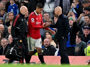 Ten Hag Tak Harmonis dengan Varane?