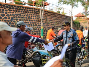 Raih Gelar Doktor, Wali Kota Madiun Bagi-bagi Sembako ke 800 Tukang Becak