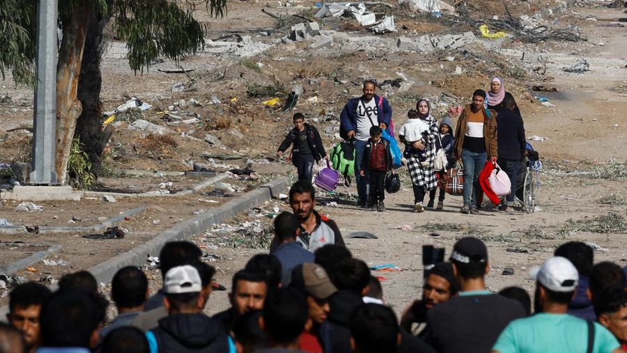 Pengungsi Palestina berjalan di jalan saat mereka kembali ke rumah mereka, selama gencatan senjata sementara antara Hamas dan Israel, di Khan Younis di selatan Jalur Gaza, 24 November 2023. (REUTERS/Ibraheem Abu Mustafa)