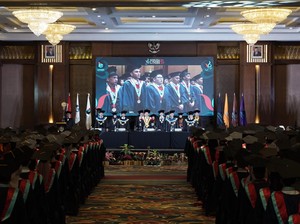 Wisuda Ratusan Mahasiswanya, Rektor UNIBI Beri Pesan Ini