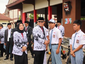 Hari Guru, Bupati Kebumen Bagikan Hadiah 32 Sepeda untuk Siswa Berprestasi