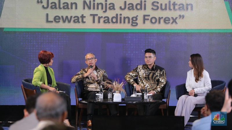 CEO Finex, Agung Wisnuaji memberikan pemaparan dalam acara Kelas Cuan bersama Finex di ALILA SCBD, Jakarta, Sabtu (25/11/2023). CEO Finex, Agung Wisnuaji memberikan pemaparan dalam acara Kelas Cuan bersama Finex di ALILA SCBD, Jakarta, Sabtu (25/11/2023). (CNBC Indonesia/Faisal Rahman)