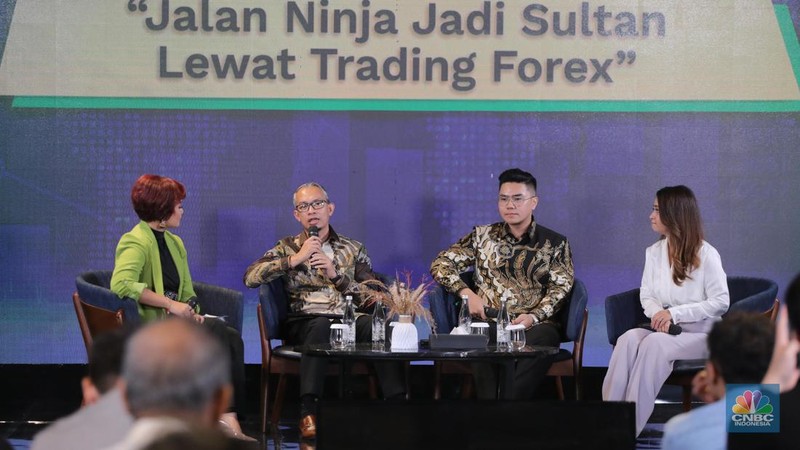 CEO Finex, Agung Wisnuaji memberikan pemaparan dalam acara Kelas Cuan bersama Finex di ALILA SCBD, Jakarta, Sabtu (25/11/2023). (վ/Faisal Rahman)
