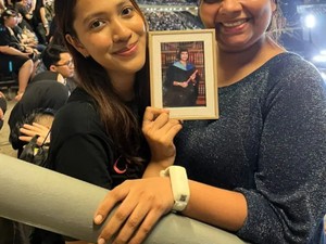 Kisah Haru di Balik Viral Wanita Bawa Foto Dibingkai Saat Konser Coldplay