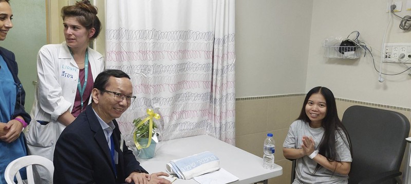 Para sandera yang diculik oleh orang-orang bersenjata Hamas selama serangan 7 Oktober terhadap Israel diserahkan oleh militan Hamas ke Palang Merah Internasional, sebagai bagian dari kesepakatan pertukaran sandera-tahanan antara Hamas dan Israel di tengah gencatan senjata sementara, di lokasi yang tidak diketahui di Israel. Jalur Gaza, 24 November 2023. Para sandera yang diculik oleh orang-orang bersenjata Hamas selama serangan 7 Oktober terhadap Israel diserahkan oleh militan Hamas ke Palang Merah Internasional, sebagai bagian dari kesepakatan pertukaran sandera-tahanan antara Hamas dan Israel di tengah gencatan senjata sementara, di lokasi yang tidak diketahui di Israel. Jalur Gaza, 24 November 2023. (Hamas Military Wing/Handout via REUTERS)