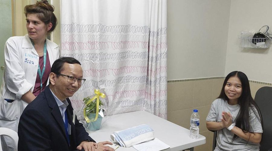 Para sandera yang diculik oleh orang-orang bersenjata Hamas selama serangan 7 Oktober terhadap Israel diserahkan oleh militan Hamas ke Palang Merah Internasional, sebagai bagian dari kesepakatan pertukaran sandera-tahanan antara Hamas dan Israel di tengah gencatan senjata sementara, di lokasi yang tidak diketahui di Israel. Jalur Gaza, 24 November 2023. (Hamas Military Wing/Handout via REUTERS)