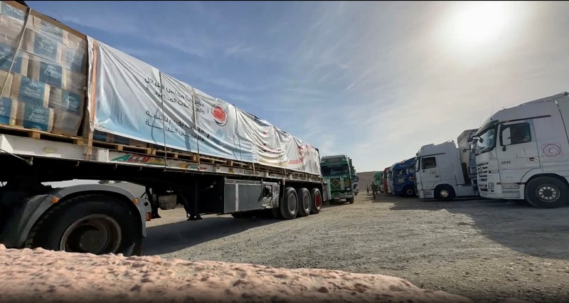 Gambar yang menurut militer Israel adalah truk yang membawa bantuan kemanusiaan di lokasi yang disebut Rafah, memasuki Gaza, selama gencatan senjata sementara antara Israel dan Hamas, dalam tangkapan layar ini diambil dari video selebaran yang dirilis pada 24 November 2023. Gambar yang menurut militer Israel adalah truk yang membawa bantuan kemanusiaan di lokasi yang disebut Rafah, memasuki Gaza, selama gencatan senjata sementara antara Israel dan Hamas, dalam tangkapan layar ini diambil dari video selebaran yang dirilis pada 24 November 2023. (Israel Defense Forces/Handout via REUTERS /Handout via REUTERS)