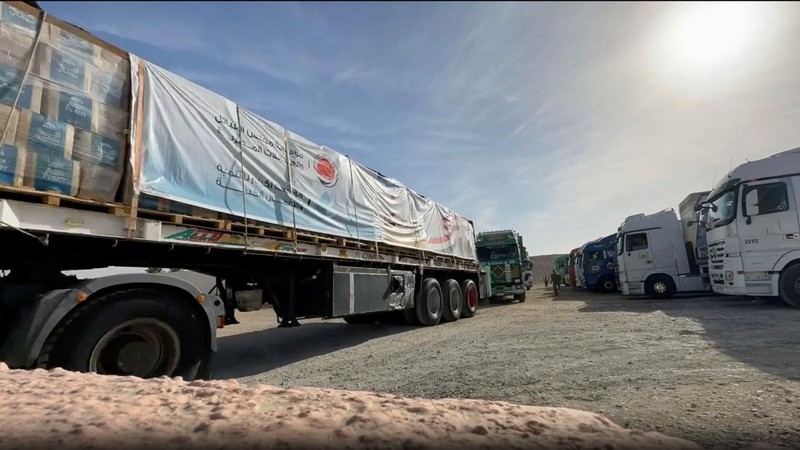 Gambar yang menurut militer Israel adalah truk yang membawa bantuan kemanusiaan di lokasi yang disebut Rafah, memasuki Gaza, selama gencatan senjata sementara antara Israel dan Hamas, dalam tangkapan layar ini diambil dari video selebaran yang dirilis pada 24 November 2023. (Israel Defense Forces/Handout via REUTERS /Handout via REUTERS)