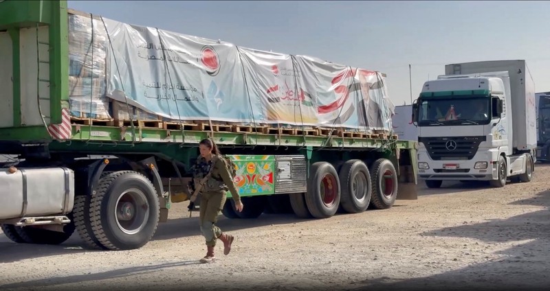 Gambar yang menurut militer Israel adalah truk yang membawa bantuan kemanusiaan di lokasi yang disebut Rafah, memasuki Gaza, selama gencatan senjata sementara antara Israel dan Hamas, dalam tangkapan layar ini diambil dari video selebaran yang dirilis pada 24 November 2023. (Israel Defense Forces/Handout via REUTERS /Handout via REUTERS)