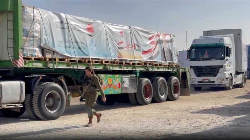 Gambar yang menurut militer Israel adalah truk yang membawa bantuan kemanusiaan di lokasi yang disebut Rafah, memasuki Gaza, selama gencatan senjata sementara antara Israel dan Hamas, dalam tangkapan layar ini diambil dari video selebaran yang dirilis pada 24 November 2023. (Israel Defense Forces/Handout via REUTERS /Handout via REUTERS)