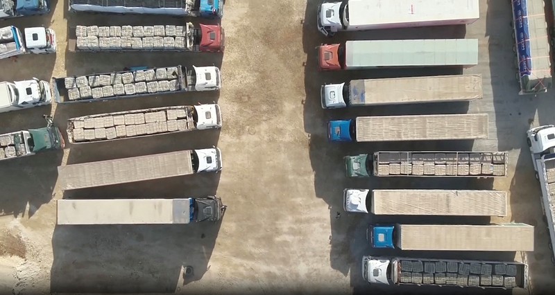 Gambar yang menurut militer Israel adalah truk yang membawa bantuan kemanusiaan di lokasi yang disebut Rafah, memasuki Gaza, selama gencatan senjata sementara antara Israel dan Hamas, dalam tangkapan layar ini diambil dari video selebaran yang dirilis pada 24 November 2023. Gambar yang menurut militer Israel adalah truk yang membawa bantuan kemanusiaan di lokasi yang disebut Rafah, memasuki Gaza, selama gencatan senjata sementara antara Israel dan Hamas, dalam tangkapan layar ini diambil dari video selebaran yang dirilis pada 24 November 2023. (Israel Defense Forces/Handout via REUTERS /Handout via REUTERS)
