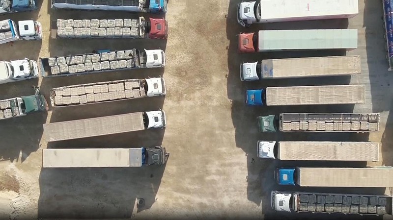 Gambar yang menurut militer Israel adalah truk yang membawa bantuan kemanusiaan di lokasi yang disebut Rafah, memasuki Gaza, selama gencatan senjata sementara antara Israel dan Hamas, dalam tangkapan layar ini diambil dari video selebaran yang dirilis pada 24 November 2023. (Israel Defense Forces/Handout via REUTERS /Handout via REUTERS)