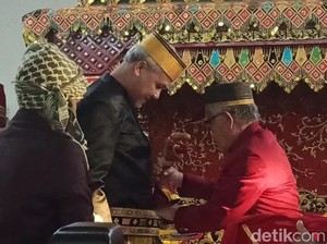 Ganjar Diberi Keris Sapukala Saat Berkunjung ke Istana Kedatuan Luwu
