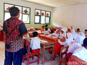 Langkah Mantap Jenal Abidin meski Rungkad Saat Jadi Guru
