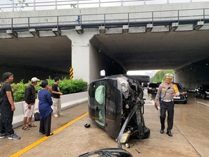 Ban Pecah, Mobil Minibus Terguling di Tol Cijago Depok