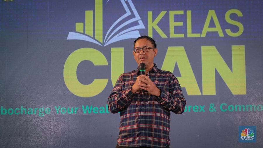 Kepala Biro Pembinaan dan Pengembangan Perdagangan Berjangka Komoditi, Tirta Karma Sanjaya memberikan pemaparan dalam acara Kelas Cuan bersama Finex di ALILA SCBD, Jakarta, Sabtu (25/11/2023). (CNBC Indonesia/Faisal Rahman)