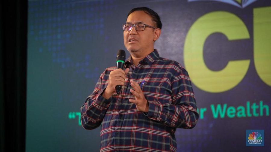 Kepala Biro Pembinaan dan Pengembangan Perdagangan Berjangka Komoditi, Tirta Karma Sanjaya memberikan pemaparan dalam acara Kelas Cuan bersama Finex di ALILA SCBD, Jakarta, Sabtu (25/11/2023). (CNBC Indonesia/Faisal Rahman)